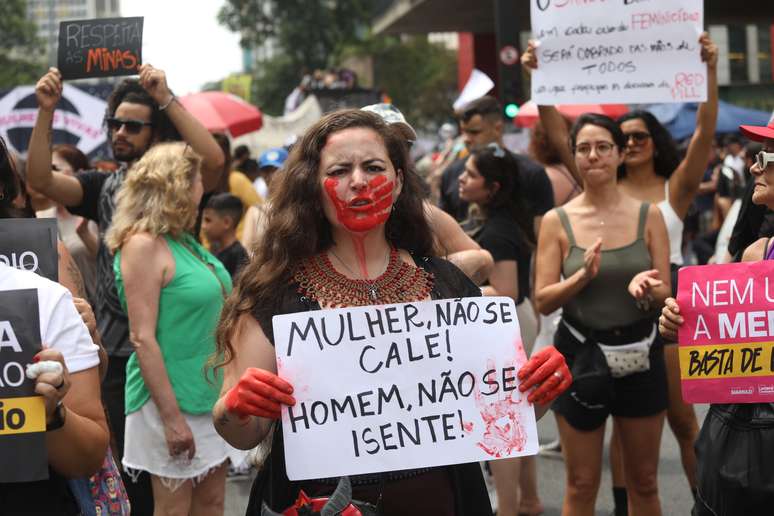 Mulheres e diversos movimentos sociais fazem um ato neste domingo, 7 de dezembro de 2025, na Avenida Paulista, região central de São Paulo, para denunciar o aumento do número de casos de feminicídio e contra todas as formas de violência que violam o direito das mulheres. 