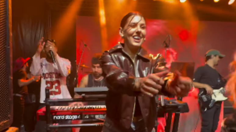 Ana Castela ‘invade’ balé de Zé Felipe e arrasa nas coreografias durante show do namorado