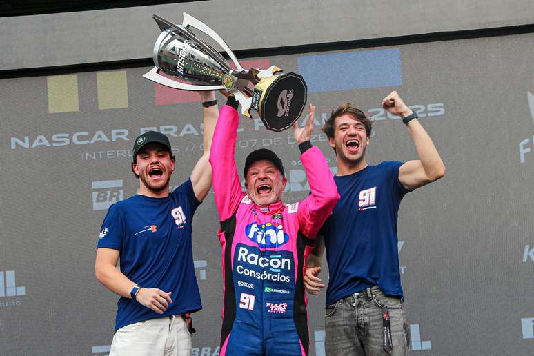Festa de Rubens Barrichello, campeão da NASCAR Brasil, e seus filhos