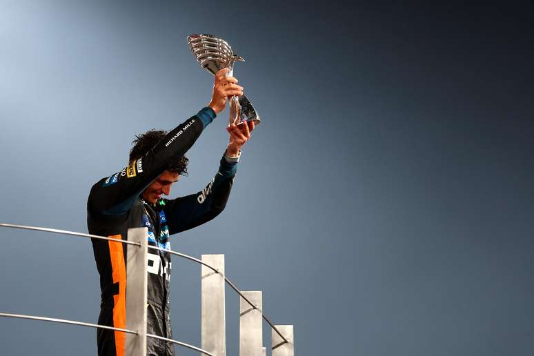 Lando Norris durante pódio em Abu Dhabi como campeão do mundo 
