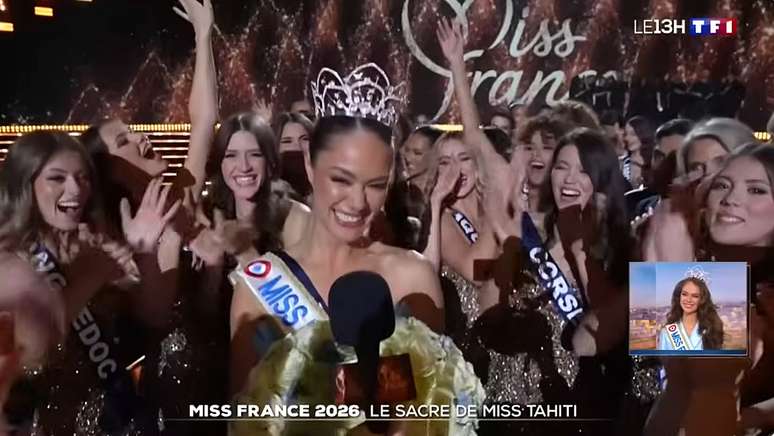 A taitiana logo após a coroação, cercada pelas demais concorrentes do Miss França