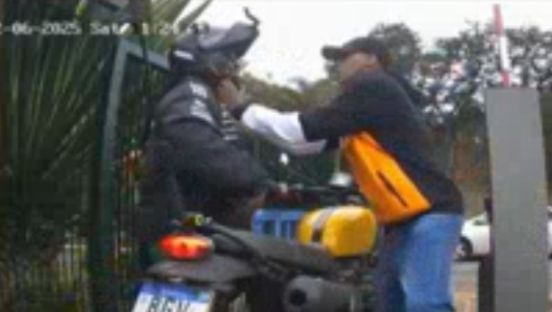 Câmeras de segurança registraram o momento do roubo