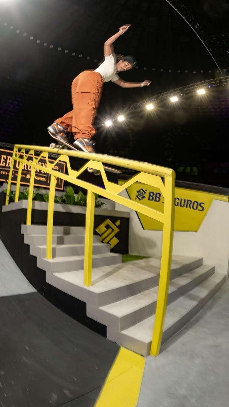 Rayssa Leal bate advers&aacute;rias e &eacute; tetracampe&atilde; do SLS Super Crown