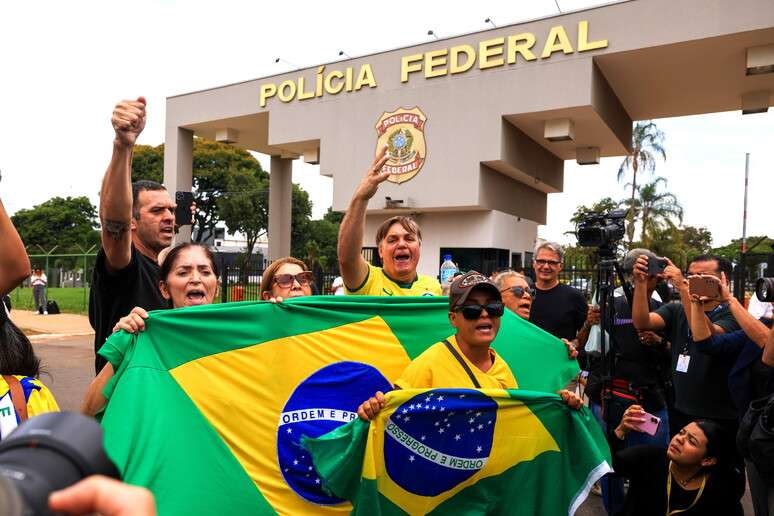 Maioria dos brasileiros acredita que Bolsonaro queria fugir ao queimar tornozeleira