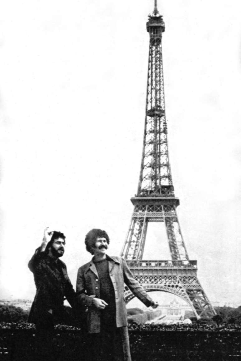 Antônio Carlos & Jocafi (na foto diante da Torre Eiffel, em Paris) tiveram o plágio da canção Você Abusou reconhecido pela Justiça francesa