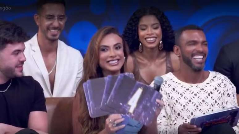 Nicole Bahls brinca após cometer gafe na final da Dança dos Famosos