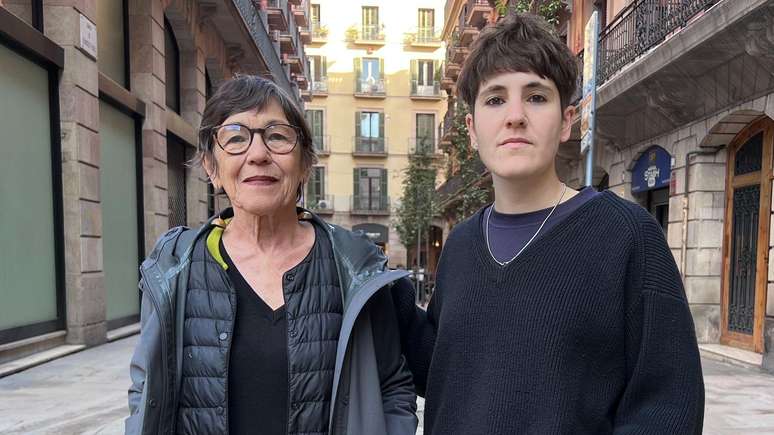 Mariona e Marina percorrem cidades exibindo o document&aacute;rio que, segundo Marina, mostra que as institui&ccedil;&otilde;es faziam parte de forma "sistem&aacute;tica" da hist&oacute;ria da Espanha