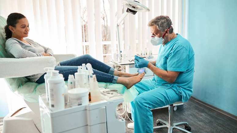 Manter a saúde dos pés vai além da estética: afeta diretamente o bem-estar e a autonomia do indivíduo – depositphotos.com / svitlanahulko85.gmail.com