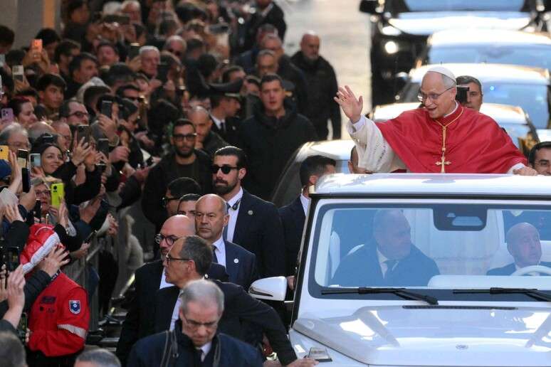 Leão XIV atravessa centro de Roma em papamóvel
