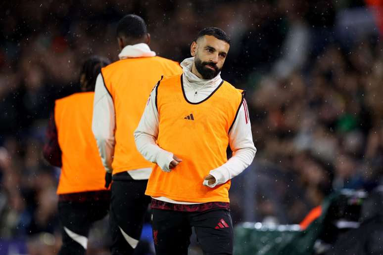 Salah durante o aquecimento dos reservas do Liverpool 