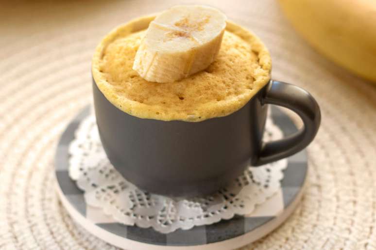 Bolo de banana de caneca 