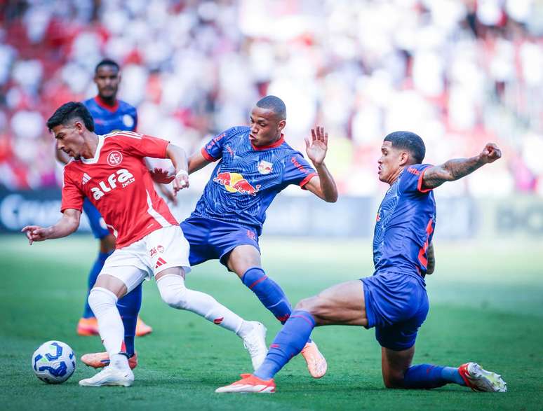 Jhon Jhon e Lucas Barbosa, jogadores do Red Bull Bragantino. 