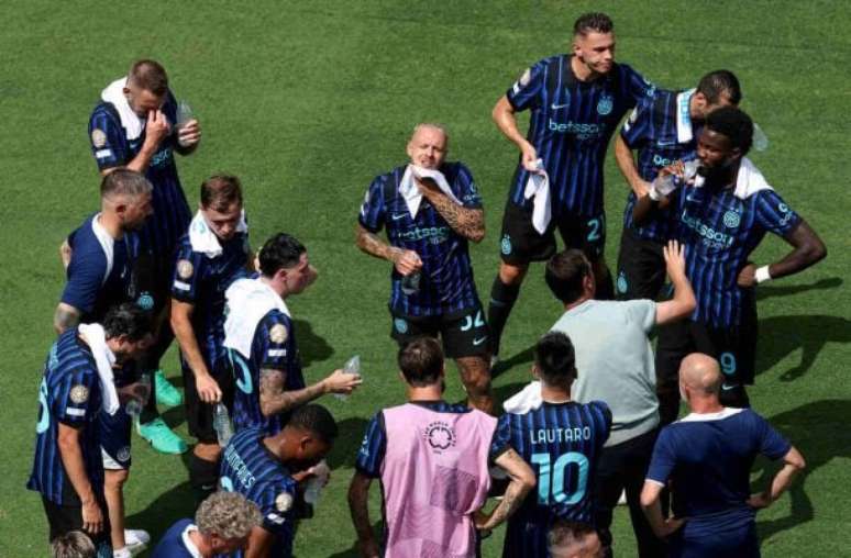 Luis Enrique conversa com jogadores do PSG durante pausa para hidratação na semifinal do Mundial de Clubes, nos Estados Unidos –