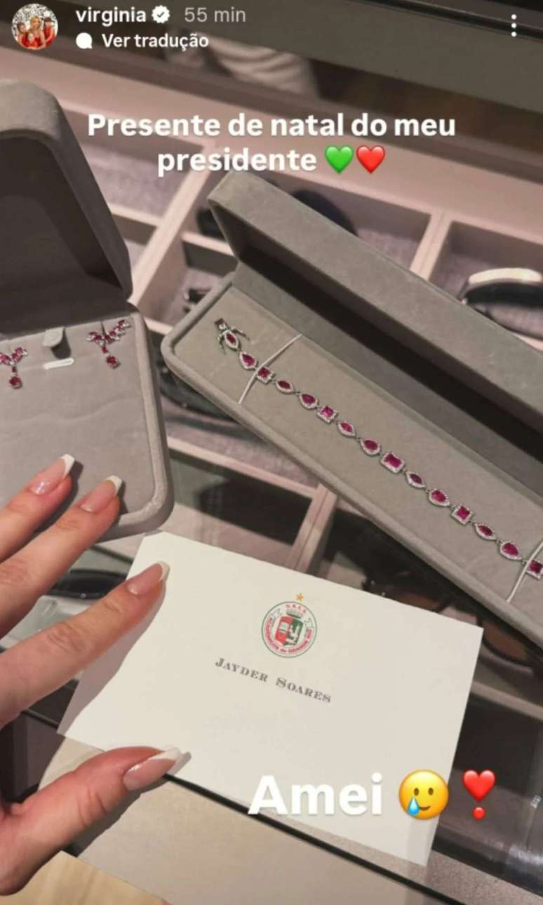 Virginia exibiu o presente nas redes sociais