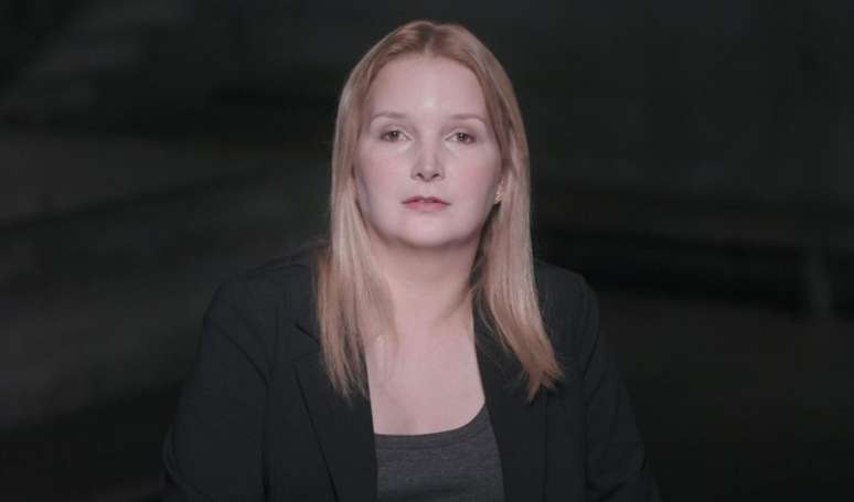 Elize Matsunaga hoje: de chinelo e short, ex-presidiária faz 1ª aparição após sucesso de 'Tremembé' e detalhe rouba a cena. 'Protegida'.