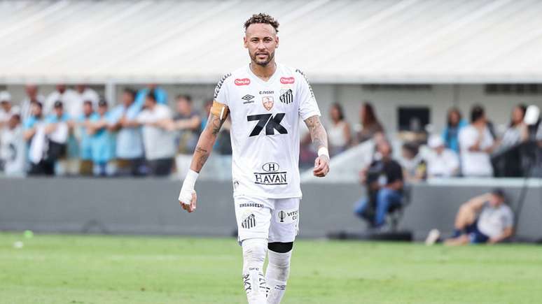 Neymar comemora permanência do Santos na Série A