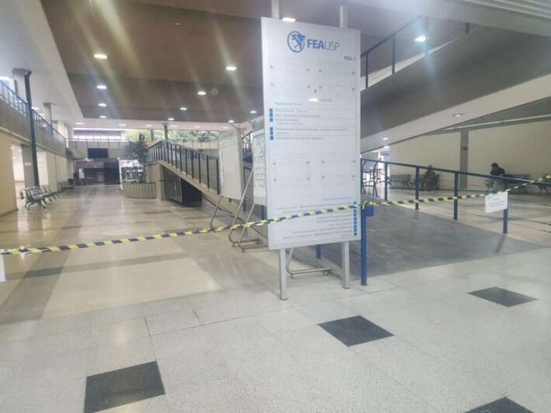 Rampa de prédio da FEA precisou ser interditada por conta de estragos provocados pela chuva.