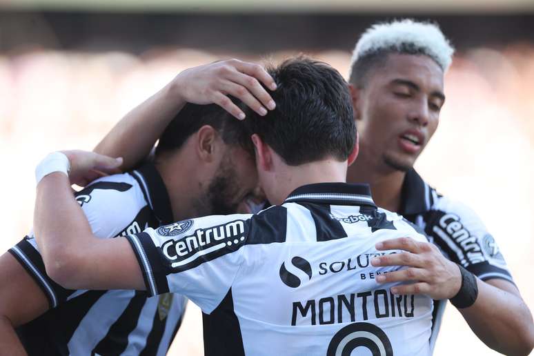 Montoro e Barrera comemorando um dos gols do Botafogo 
