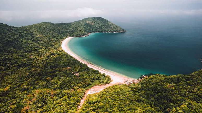 Praias e passeios imperdíveis: de Lopes Mendes ao Lagoon Azul, a ilha reúne trilhas, mar cristalino e passeios completos para todos os perfis de viajantes – depositphotos.com / hello@peterorsel.com