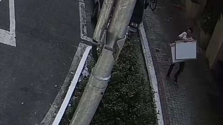 Suspeitos com obras roubadas da Biblioteca Mário de Andrade em rua do Centro de SP