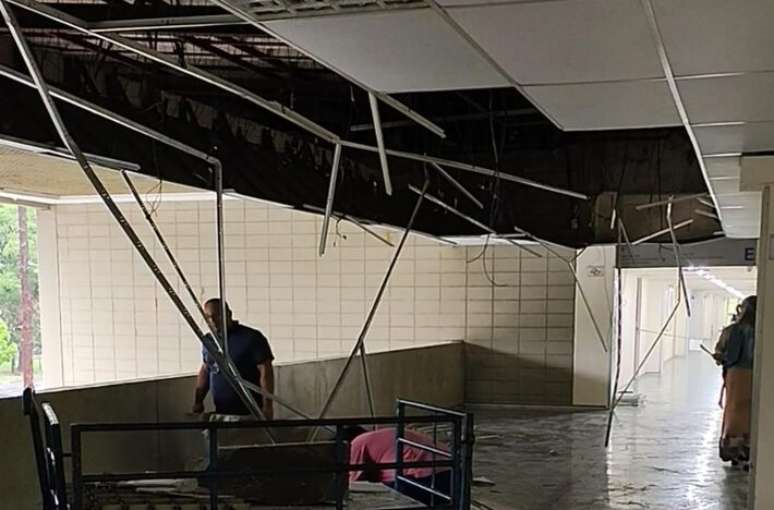 Chuvas desta segunda causam queda de forro em prédio da FEA, na USP.