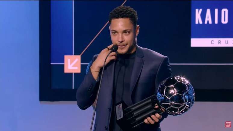 Vitor Roque recebe o prêmio Bola de Prata da ESPN.