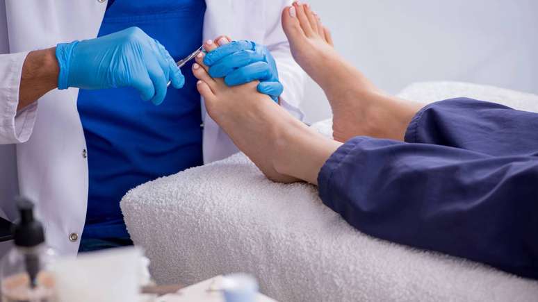 O trabalho do podólogo envolve uma série de procedimentos realizados com técnicas seguras e equipamentos específicos, que proporcionam benefícios significativos ao paciente – depositphotos.com / Elnur_