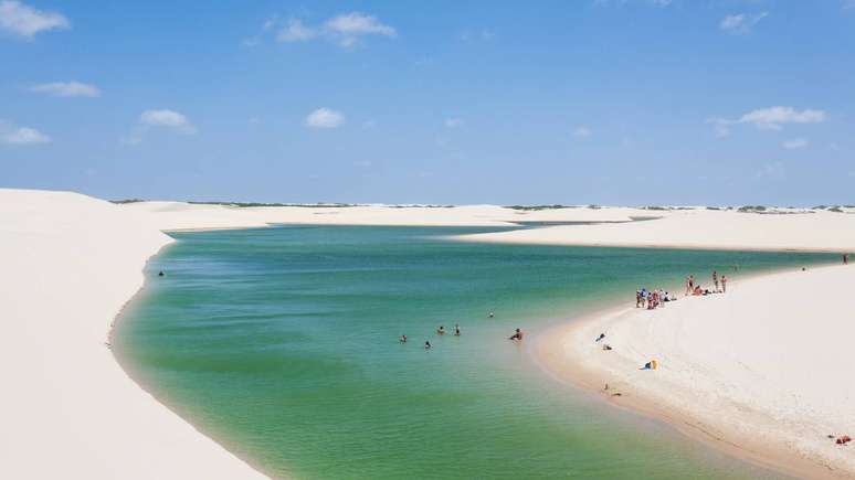 A melhor época para visitar vai de junho a setembro, quando as lagoas atingem seu auge e transformam os Lençóis em um espetáculo de cores e beleza – depositphotos.com / elleonzebon