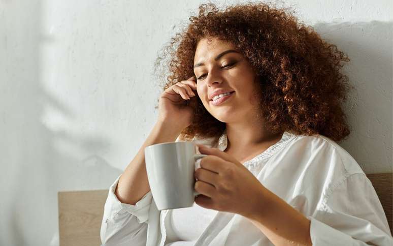 Conheça os reais benefícios dessa bebida matinal para a saúde. /