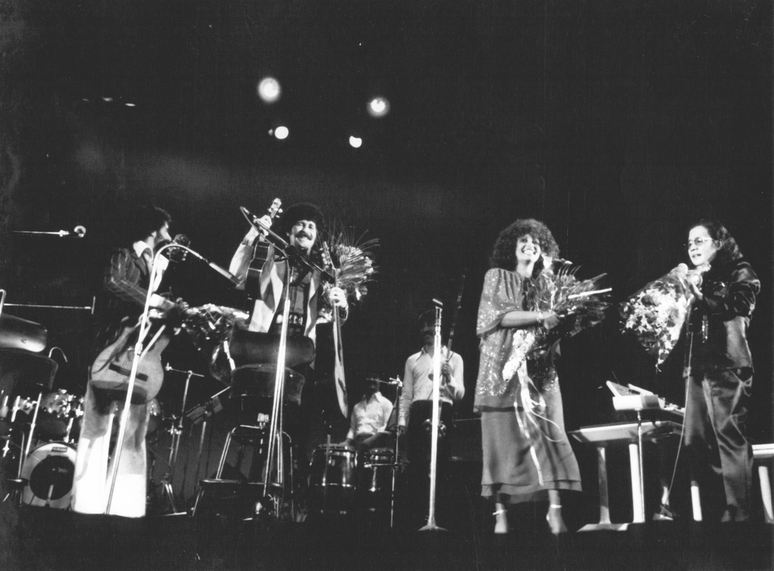 A cantora Maria Creuza (terceira a partir da esquerda) mantém por mais de 50 anos uma relação de colaboração artística e amizade com a dupla