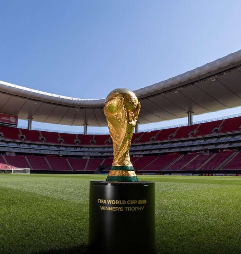 Taça oficial da Copa do Mundo de 2026 no Estádio de Guadalajara no México.