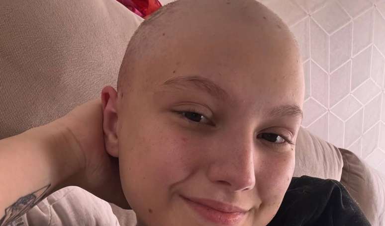 Marido e irmã de Isabel Veloso criticam vazamento de fotos não-autorizadas da influenciadora na UTI.