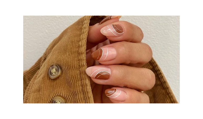 Unhas cor de caramelo, inspiradas em perfumes gourmand, são as manicures perfeitas para as festas de fim de ano.