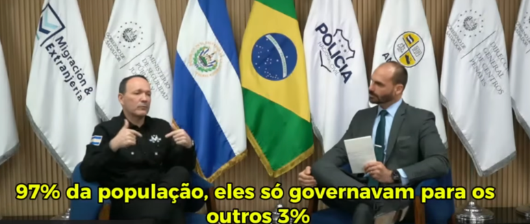 O ministro da segurança pública de El Salvador, Gustavo Villatoro, e o deputado federal Eduardo Bolsonaro, em entrevista publicada no Youtube do deputado