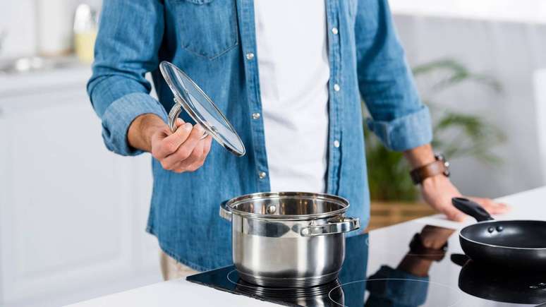 Com cuidados simples, essas panelas podem durar décadas, oferecendo excelente custo-benefício para quem prioriza saúde e durabilidade – depositphotos.com / IgorVetushko