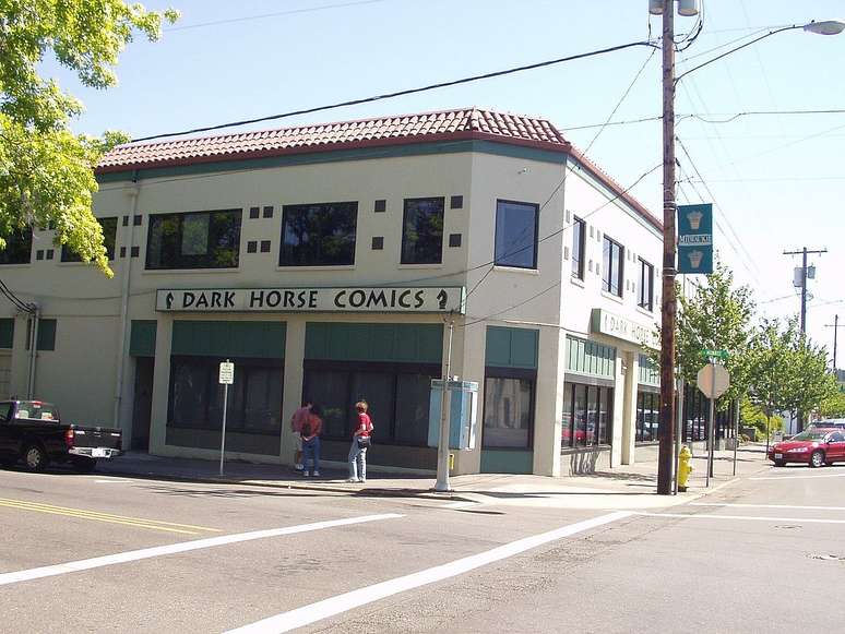 De Hellboy a The Mask, a Dark Horse se destacou por combinar personagens originais com grandes franquias licenciadas, criando um catálogo variado que atravessa quadrinhos, filmes e games – Wikimedia Commons/Ken Lynn