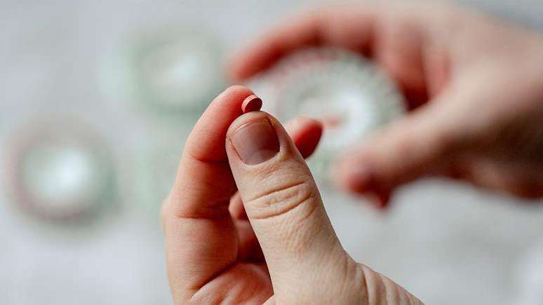 Estudos demonstram que a terapia com estrogênio, incluindo a terapia de reposição hormonal (TRH), pode ajudar algumas mulheres a passar pela menopausa