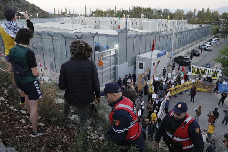 Centro de detenção de migrantes financiado pela Itália em Gjader, na Albânia