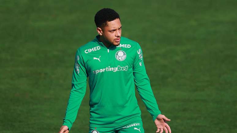 Vitor Roque durante treino do Palmeiras