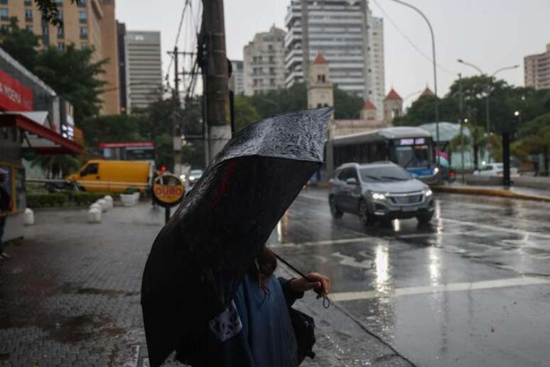 Chuva na cidade de São Paulo; Defesa Civil emitiu alerta de tempestades para todo o Estado