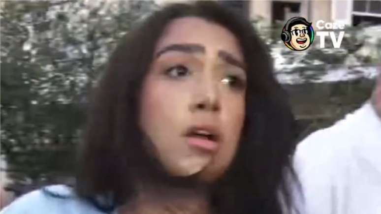 A repórter Aline Gomes durante momentos em que é agredida durante transmissão ao vivo