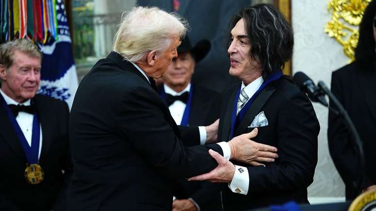 Donald Trump entrega uma medalha a Paul Stanley, do KISS