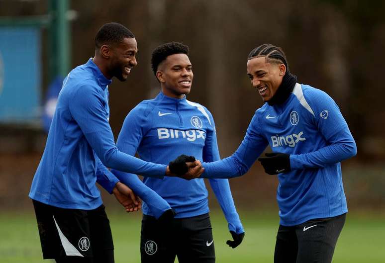 Tosin Adarabioyo, Estêvão e Joao Pedro durante treinamento do Chelsea –