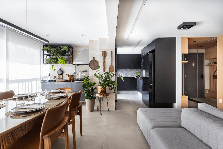 Materiais naturais e arte nacional reforçam autenticidade e pertencimento Projeto: Camila Palladino |