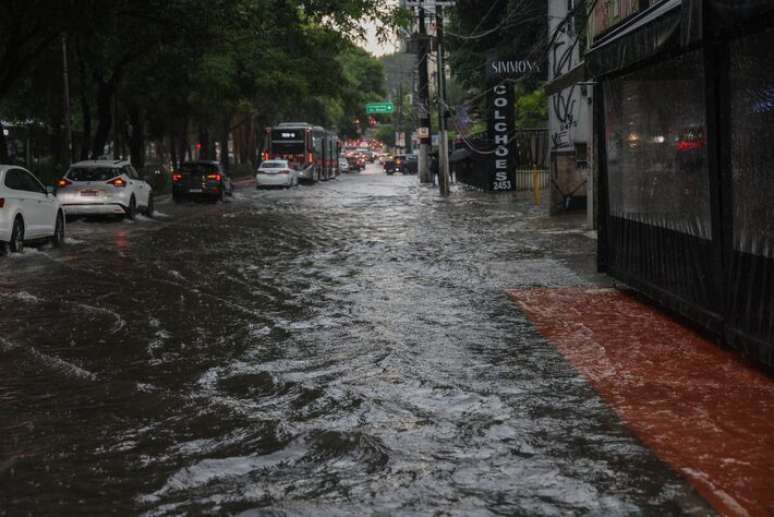 Chuva provoca alagamento no Ibirapuera.