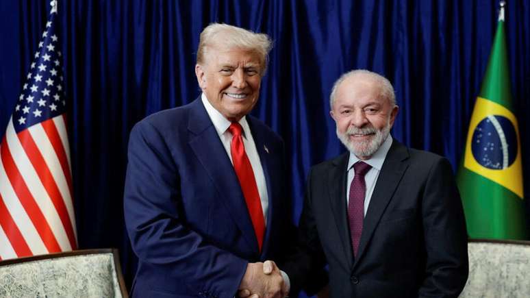 O presidente dos Estados Unidos, Donald Trump, e o presidente do Brasil, Luiz Inácio Lula da Silva, apertam as mãos durante encontro à margem da 47ª Cúpula da Associação das Nações do Sudeste Asiático (ASEAN), em Kuala Lumpur, Malásia, em 26 de outubro de 2025.