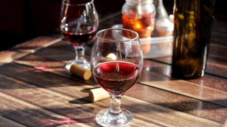 Ta&ccedil;as de vinho sob a mesa