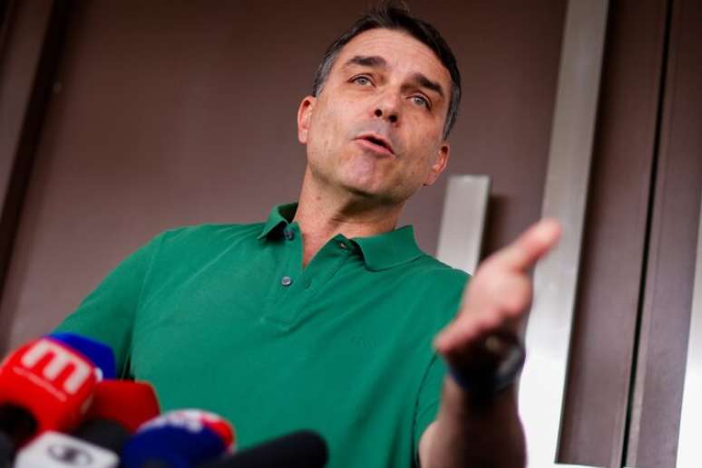 டிசம்பர் 7, 2025 அன்று எடுக்கப்பட்ட புகைப்படத்தில் Flávio Bolsonaro (PL-RJ) 2026 இல் குடியரசுத் தலைவர் பதவிக்கு போட்டியிட விருப்பம் தெரிவித்தார்.