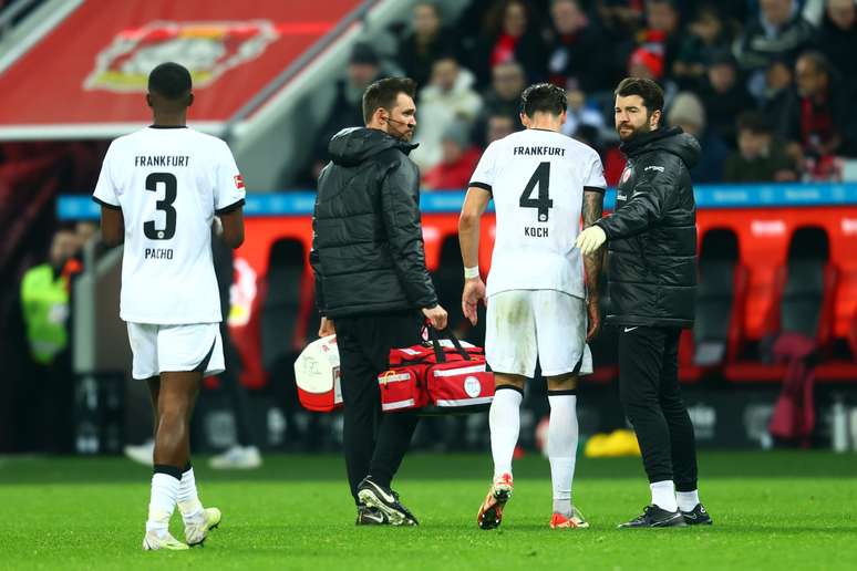 Plachel (direita) atendendo Robin Koch, capitão do Frankfurt (