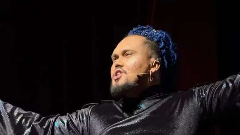 aAor Vitor Eduardo Dumont Ferreira passou mal e desmaiou no palco durante apresentação